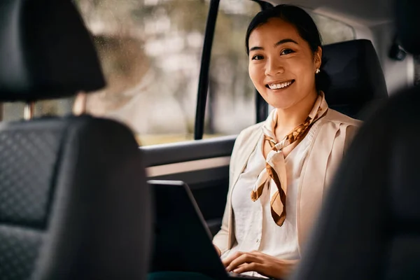 Happy Asia Female Ceo Sitting Backseat Working Laptop While Going — 图库照片