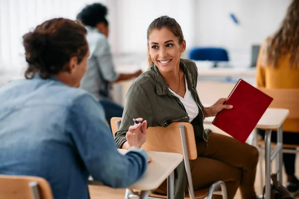 Young Happy Woman Communicating Her Friend Lecture Classroom — Stock Fotó