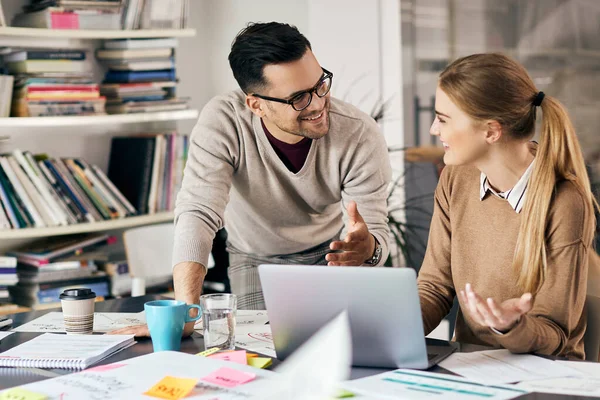 Young Happy Business Coworkers Using Laptop Communicating While Working Office — Fotografia de Stock