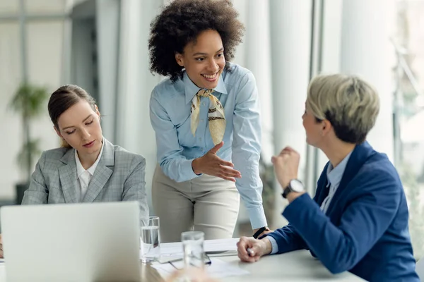 Team Female Entrepreneurs Communicating While Having Business Meeting Office Focus — Stock Fotó