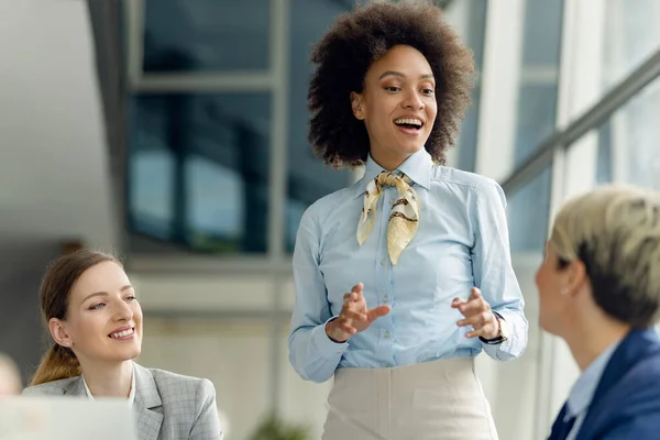 Happy Black Female Entrepreneur Talking Female Coworkers While Having Business — Stock Fotó