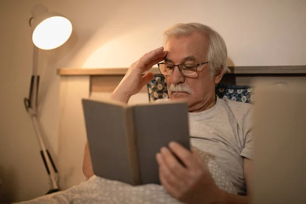 Pensive Volwassen Man Rusten Bed Het Lezen Van Een Boek — Stockfoto