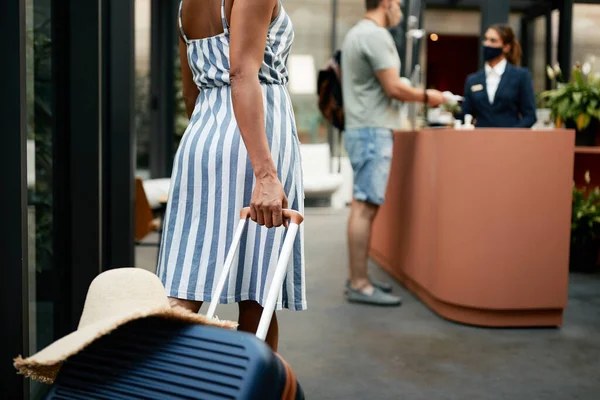 Unrecognizable African American Woman Suitcase Entering Hotel While Being Vacation — Φωτογραφία Αρχείου