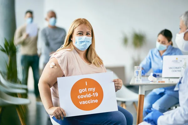 Happy Female Patient Holding Supportive Placard Getting Vaccinated Covid Vaccination — 图库照片