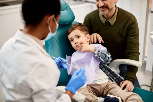 Small Boy Pointing Painful Tooth Site Appointment His Dentist Dental — Stockfoto