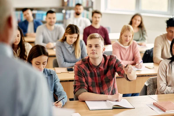 College Student Communicating Professor Lecture Classroom — Foto de Stock