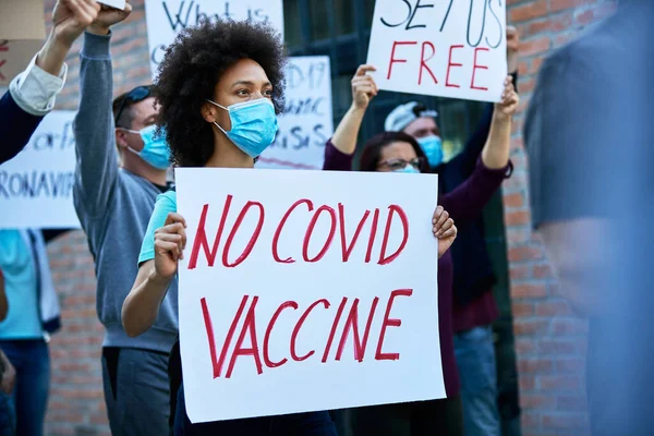 Crowd People Protesting Coronavirus Vaccination Focus Black Woman Carrying Banner — Foto de Stock