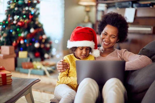 Happy Black Mother Daughter Surfing Net Laptop While Relaxing Sofa — Foto de Stock