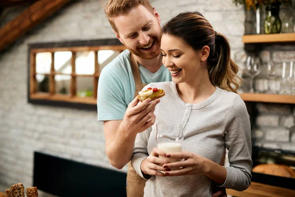 Happy Couple Having Fun While Eating Kitchen Man Feeding Girlfriend — Stockfoto