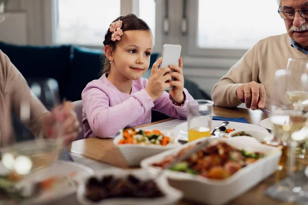 Little Girl Using Cell Phone While Having Lunch Her Grandparents — Foto Stock