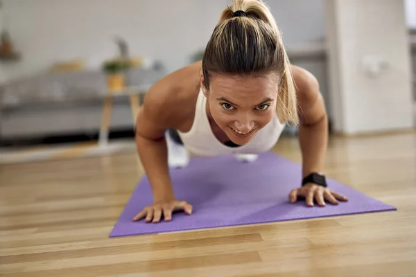 Young Athletic Woman Doing Push Ups While Working Out Her — Foto de Stock