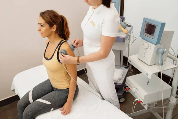 Physical Therapist Treating Shoulders Female Clients Tens Electrotherapy Medical Clinic — Stockfoto