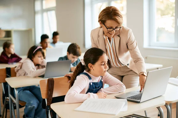 Elementary Student Learning Laptop Help Her Teacher Classroom — Stock Fotó