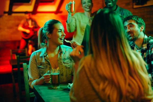 Молода Щаслива Жінка Їсть Начос Пиво Своїми Друзями Пабі Вночі — стокове фото