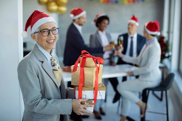 Šťastná Zralá Obchodnice Dárkovými Krabicemi Přichází Vánoční Večírek Kanceláři Dívá — Stock fotografie
