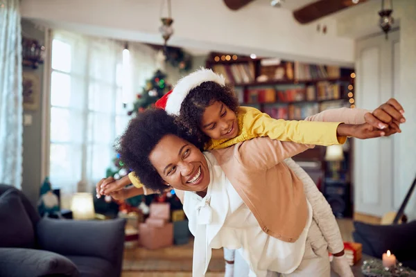 Playful Black Mother Her Daughter Having Fun While Celebrating Christmas — ストック写真