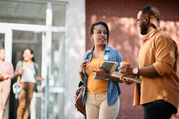 Young Black Student Talking Her Male Friend University Campus — Fotografia de Stock