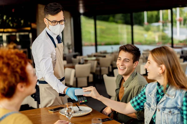 Group Friends Paying Contactless Mobile Phone Waiter Cafe Focus Waiter — Photo