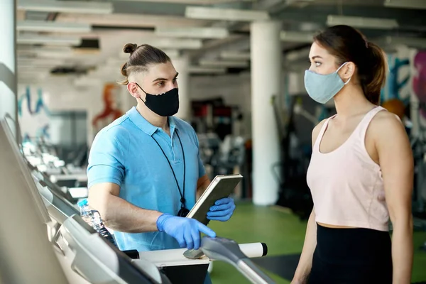 Male Coach Communicating Sportswoman Treadmill Wearing Protective Face Mask Due — Φωτογραφία Αρχείου