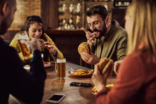 Group Friends Drinking Beer Eating Hamburgers Pub Focus Man Tasting — Foto Stock