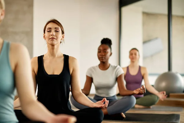 Group Female Athletes Practicing Yoga Meditating Eyes Closed Health Club — Fotografia de Stock