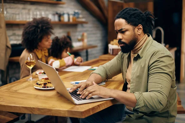 Distraught Black Man Typing Mail Laptop While His Wife Daughter — Foto de Stock