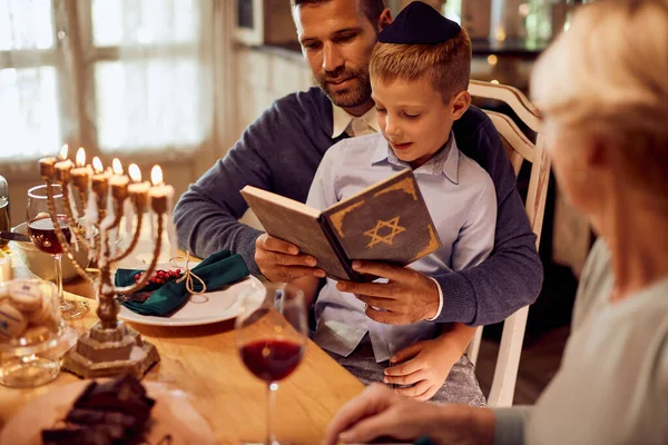 Еврейский Отец Сын Читают Еврейскую Библию Перед Семейным Ужином Хануке — стоковое фото