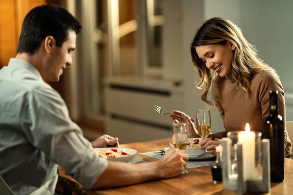 Молода Щаслива Пара Вечеряє Шампанське Їдальні Фокус Жінці — стокове фото