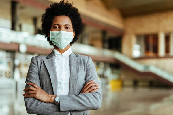 Portrait African American Woman Wearing Protective Mask While Standing Arms — Foto Stock