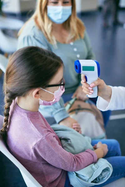 Small Girl Who Came Mother Medical Appointment Getting Her Temperature — Stockfoto