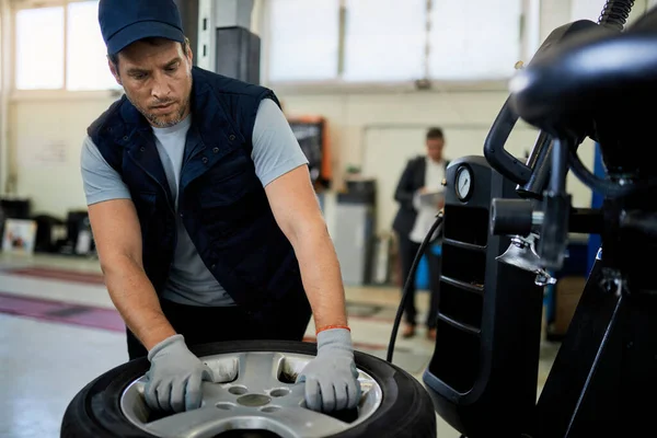 Mid Adult Mechanic Working Car Tire Auto Repair Shop — ストック写真