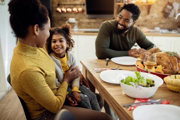 Happy African American Family Enjoying Thanksgiving Lunch Dining Table Focus — Foto de Stock