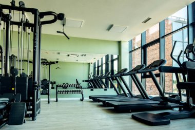 Gym with no people with exercises machines and equipment. 