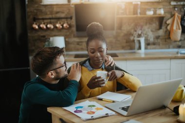 Destekleyici koca, evde bilgisayarla uğraşırken perişan karısını teselli ediyor.. 