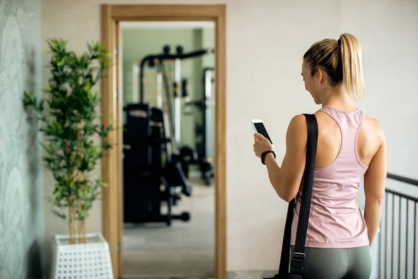 Back View Sportswoman Using Smart Phone While Being Lobby Health —  Fotos de Stock