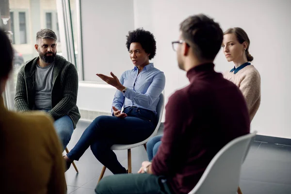 Tıp merkezinde grup terapisindeyken konuşan Afrikalı Amerikalı iş kadını.. 