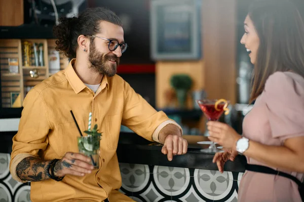 Happy Man Enjoying Conversation His Girlfriend While Drinking Cocktails Bar — ストック写真