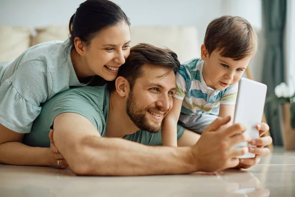 Happy Parents Son Using Touchpad Taking Selfie Home — Stock Fotó
