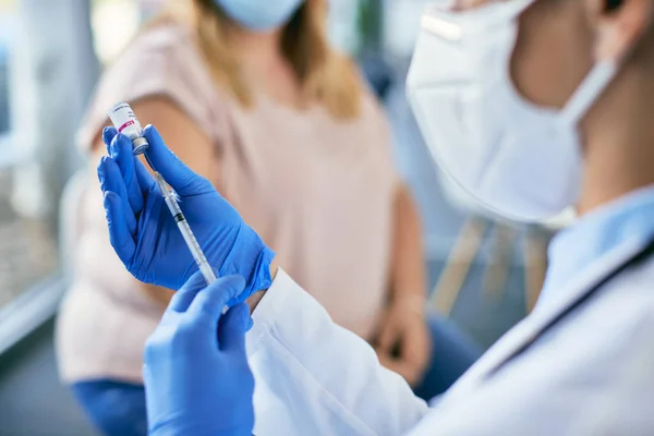 Close Healthcare Worker Preparing Syringe Patient Vaccination Coronavirus Clinic — Foto de Stock