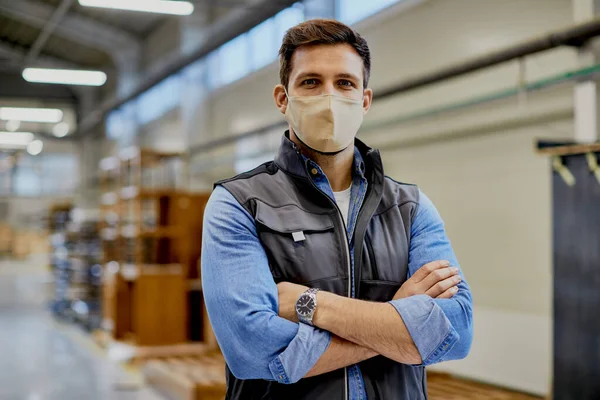 Woodworking Engineer Wearing Face Mask While Standing Arms Crossed Factory — Stock fotografie