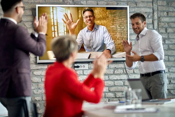 Щасливий Бізнесмен Махає Під Час Відеоконференції Своїми Колегами Які Аплодують — стокове фото