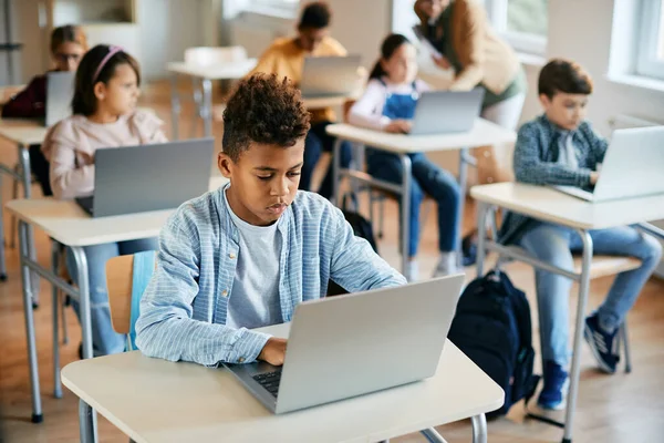 Black Elementary Student Using Computer While Learning Classroom — 스톡 사진
