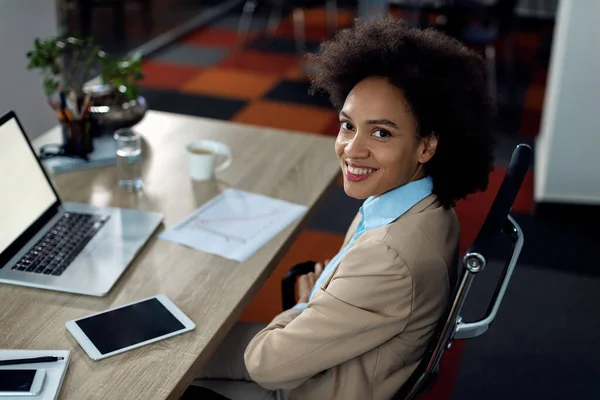 Happy Black Businesswoman Working Her Office Desk Looking Camera — Φωτογραφία Αρχείου