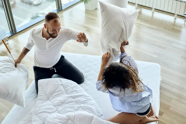 High Angle View Happy Couple Having Fun While Fighting Pillows — 스톡 사진