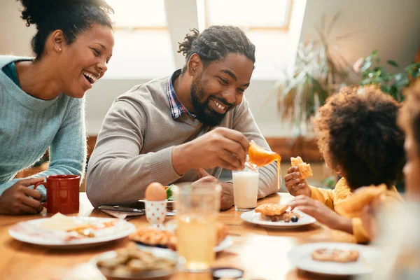 Happy Black Parents Having Fun Children Family Breakfast Home — Foto de Stock