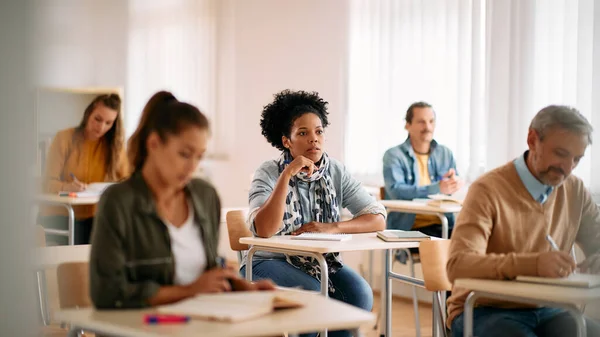 Mahasiswa Perempuan Afrika Amerika Memberikan Perhatian Selama Kuliah Kelas — Stok Foto