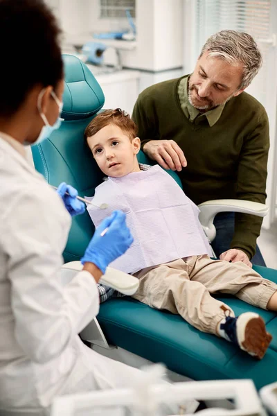 Small Boy Communicating Dentist While Being His Father Dentist Office — Stockfoto