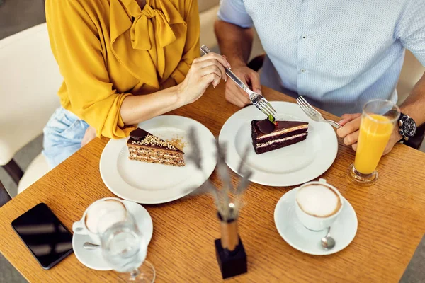 Unrecognizable Couple Eating Cake Dessert Cafe — Stockfoto