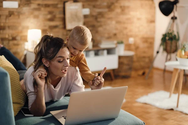 Mid Adult Mother Her Small Boy Using Laptop While Relaxing — Φωτογραφία Αρχείου