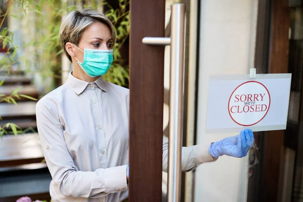 Waitress Protective Face Mask Gloves Hanging Closed Sign Entrance Door — 图库照片